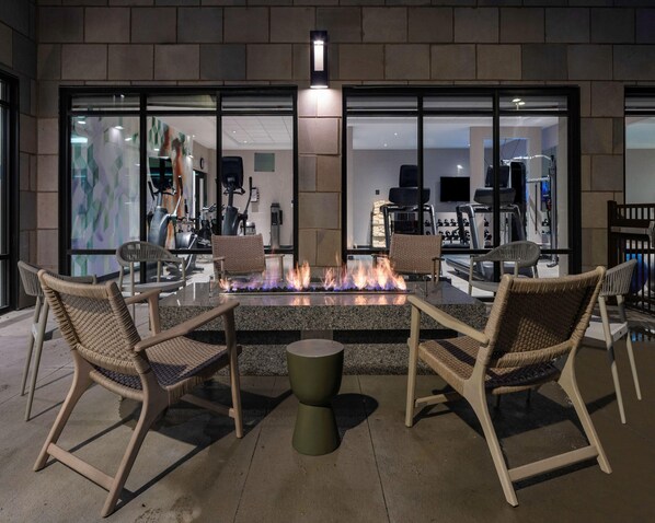 An outdoor seating area with a fire feature, chairs, and a table. - Hyatt Place Allentown / Lehigh Valley (Allentown)
