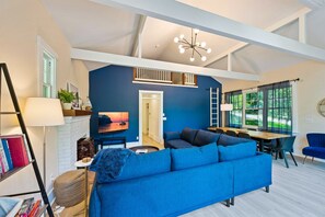 Smart TV, books - Sleeps up to 10, Walk to Sunsets on the Bay & town (Ephraim)