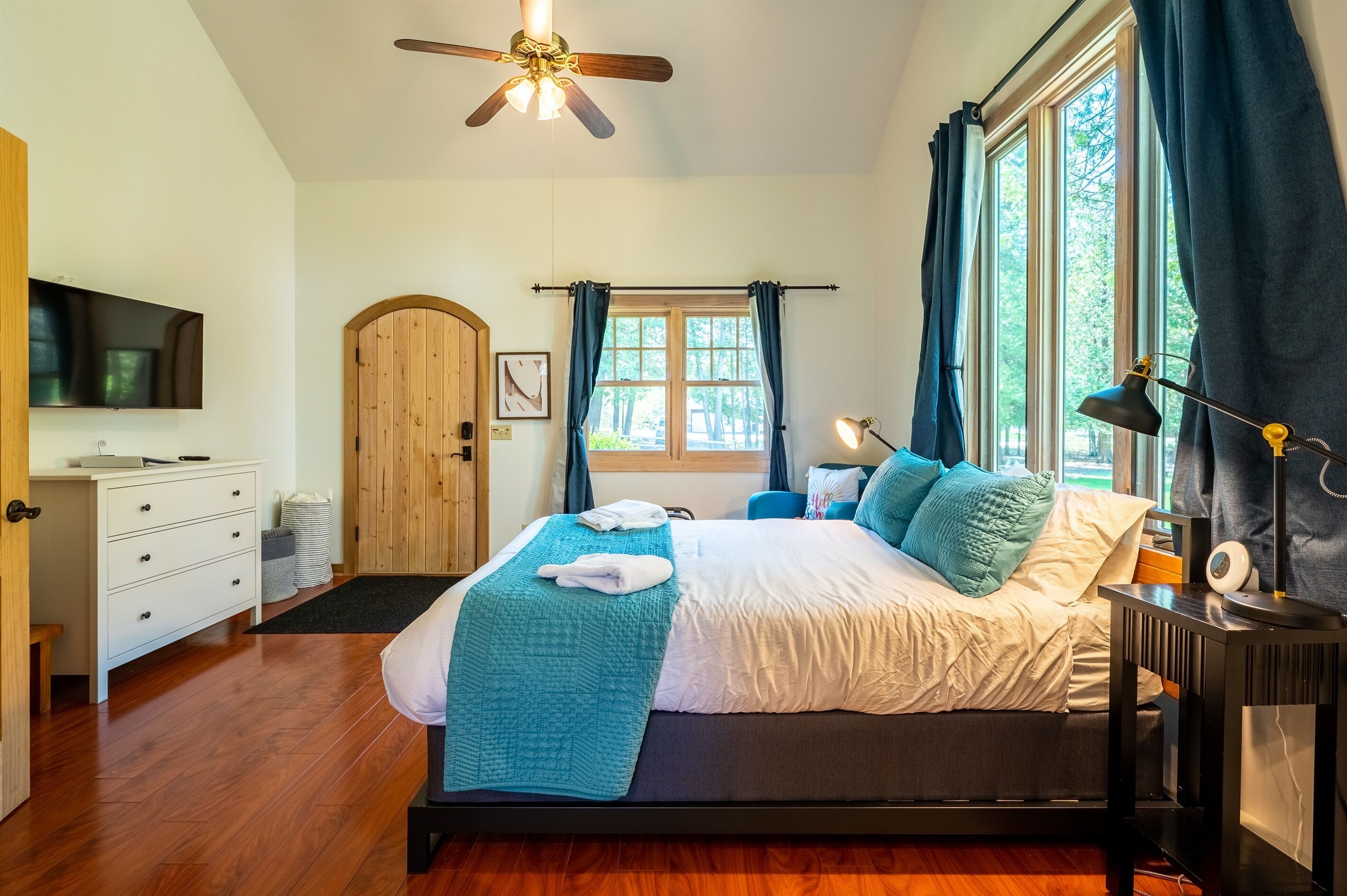 4 bedrooms, iron/ironing board, free WiFi, bed sheets