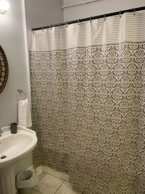 Combined shower/tub, jetted tub, towels, soap