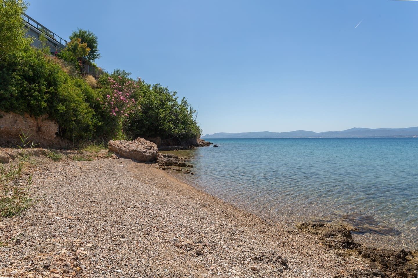 Rannalla, aurinkotuoleja