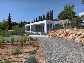 Property grounds - Seafront villa with private beach 1hr from Athens - MBH1 (Vasiliko)
