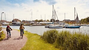 En kanal med båtar och en stig för cyklar.