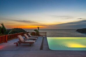 Una piscina al aire libre, una piscina climatizada