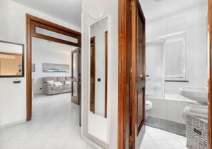Dusche, Haartrockner, Bidet, Handtücher