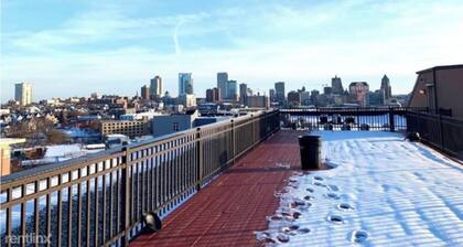 Top Floor Condo, Amazing Views-walking Distance to Downtown!