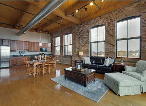 Top Floor Condo, Amazing Views-walking Distance to Downtown!