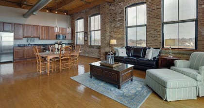 Top Floor Condo, Amazing Views-walking Distance to Downtown!