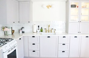 Private kitchen - Retreat to Hudson Valley for a historic stay at the newly renovated Mini Manor (Kingston)