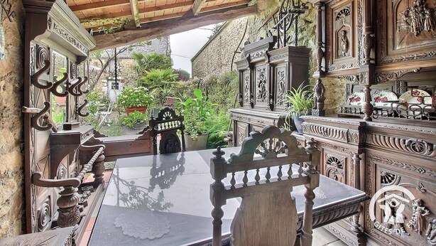 A room with a wooden ceiling, ornate furniture, and a view of a garden. - Keriker - PLOEMEL - Gîte (PLOEMEL)