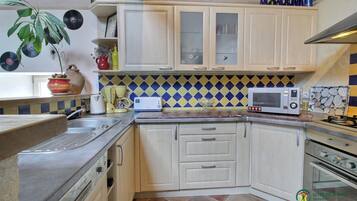 Réfrigérateur, micro-ondes, plaque de cuisson, lave-vaisselle