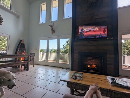 Bear Creek-Mountain views, decks that surround, and 3 creeks to discover!