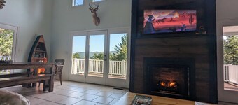 Bear Creek-Mountain views, decks that surround, and 3 creeks to discover!