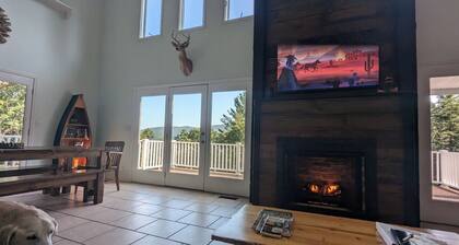 Bear Creek-Mountain views, decks that surround, and 3 creeks to discover!