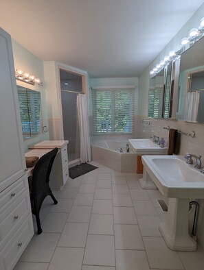 Combined shower/bathtub, jetted bath, hair dryer, towels