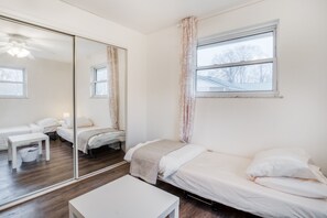 3 habitaciones y espacio para trabajar con laptop