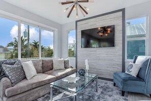 House, 4 Bedrooms | Living room