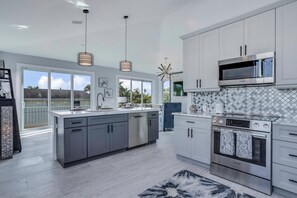 House, 4 Bedrooms | Private kitchen