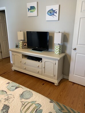 3 bedrooms, travel cot, free WiFi, bed sheets