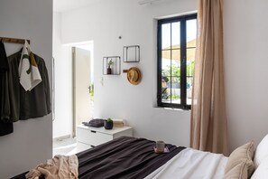 4 bedrooms, desk, iron/ironing board, travel cot