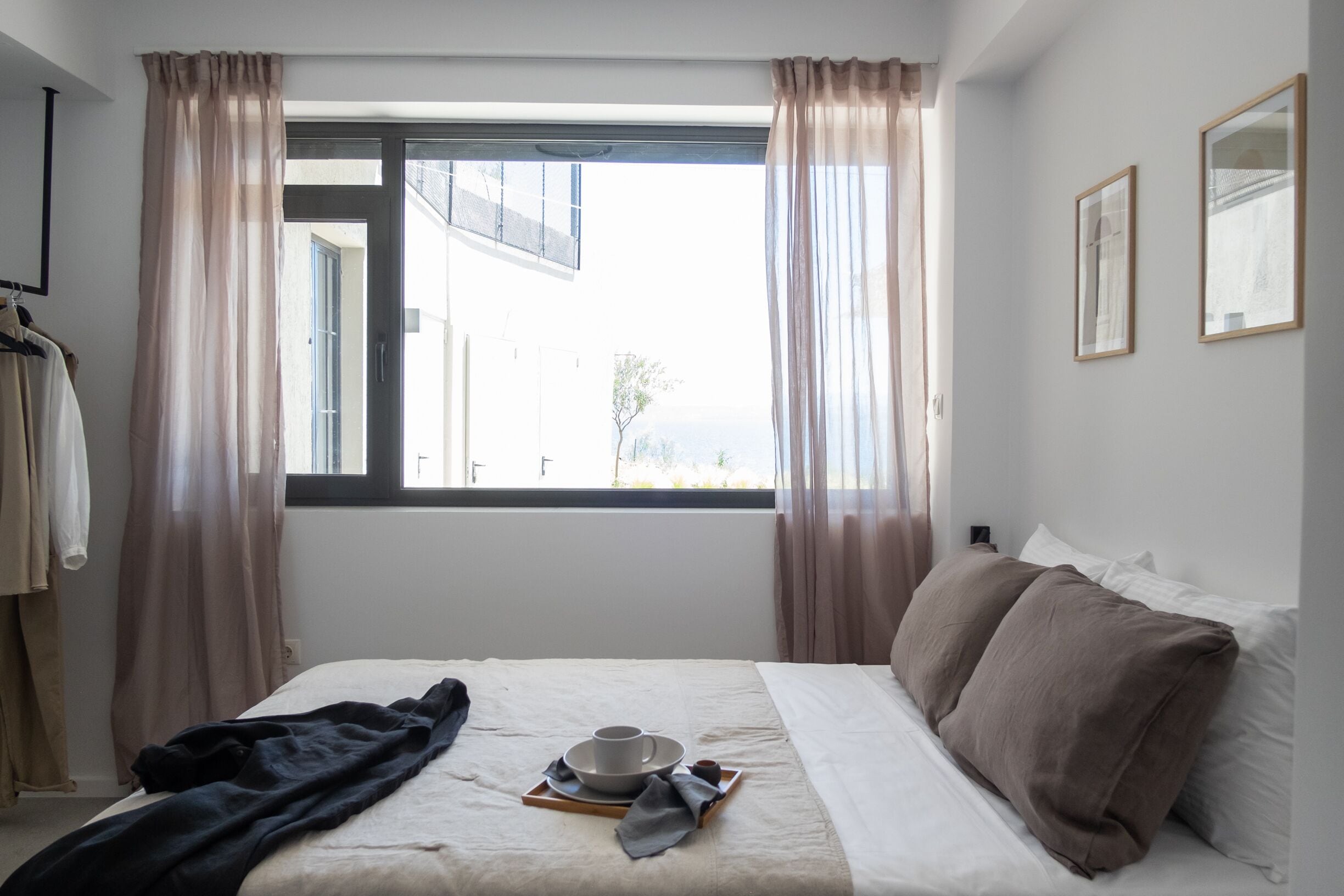 4 habitaciones, escritorio y tabla de planchar con plancha 