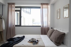 4 habitaciones, escritorio y tabla de planchar con plancha 