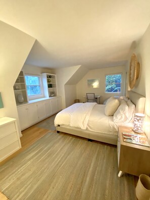 4 bedrooms, desk, iron/ironing board, travel crib