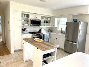 Fridge, microwave, oven, stovetop - New Listing! Beautiful EH retreat-Walk to Ocean Beach, Bike to EH & Amagansett (East Hampton)