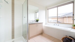 Bathtub, jetted tub - Coastal Villa on Beachcomber! (INVERLOCH)