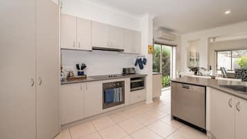 Kühlschrank, Ofen, Herdplatte, Geschirrspüler