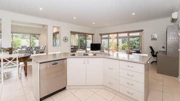 Fridge, oven, stovetop, dishwasher