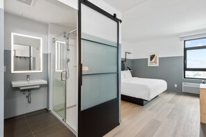 Colchones con pillow-top y caja de seguridad en la habitación 