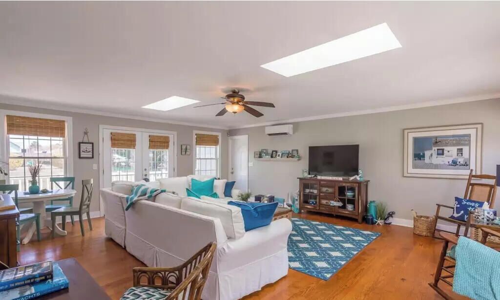 Smart-tv, dvd-spelare, böcker och kontor