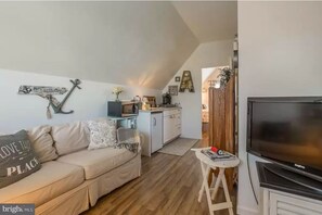 Smart-tv, een dvd-speler, boeken en een kantoor