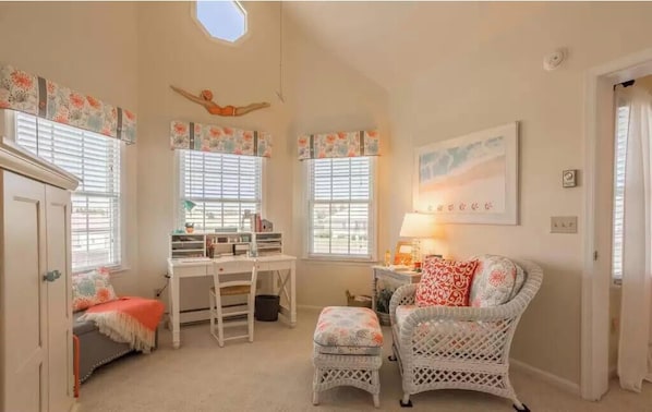Smart TV, DVD player, books, offices