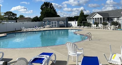 Spacious Home Close to the Beach and Bay - 5 bedroom w/Separate In-Law Suite!