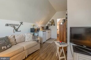 Smart TV, DVD player, books, offices