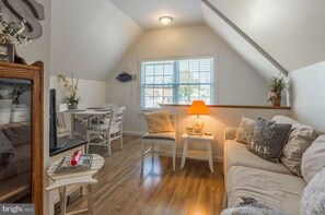 Smart TV, DVD player, books, offices
