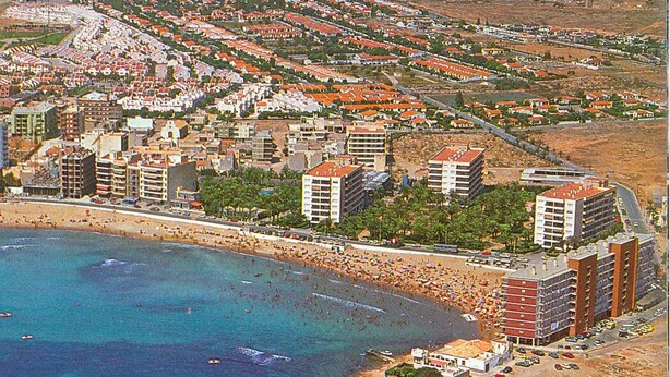 A coastal resort with beachfront hotels, a sandy beach, and a clear view of the ocean. - Apartment in Eliteresidenz El Palmeral in Torrevieja (Torrevieja)
