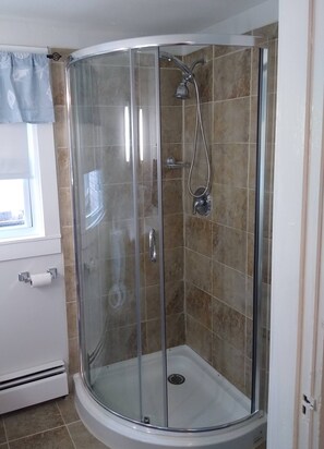 Een douche, handdoeken