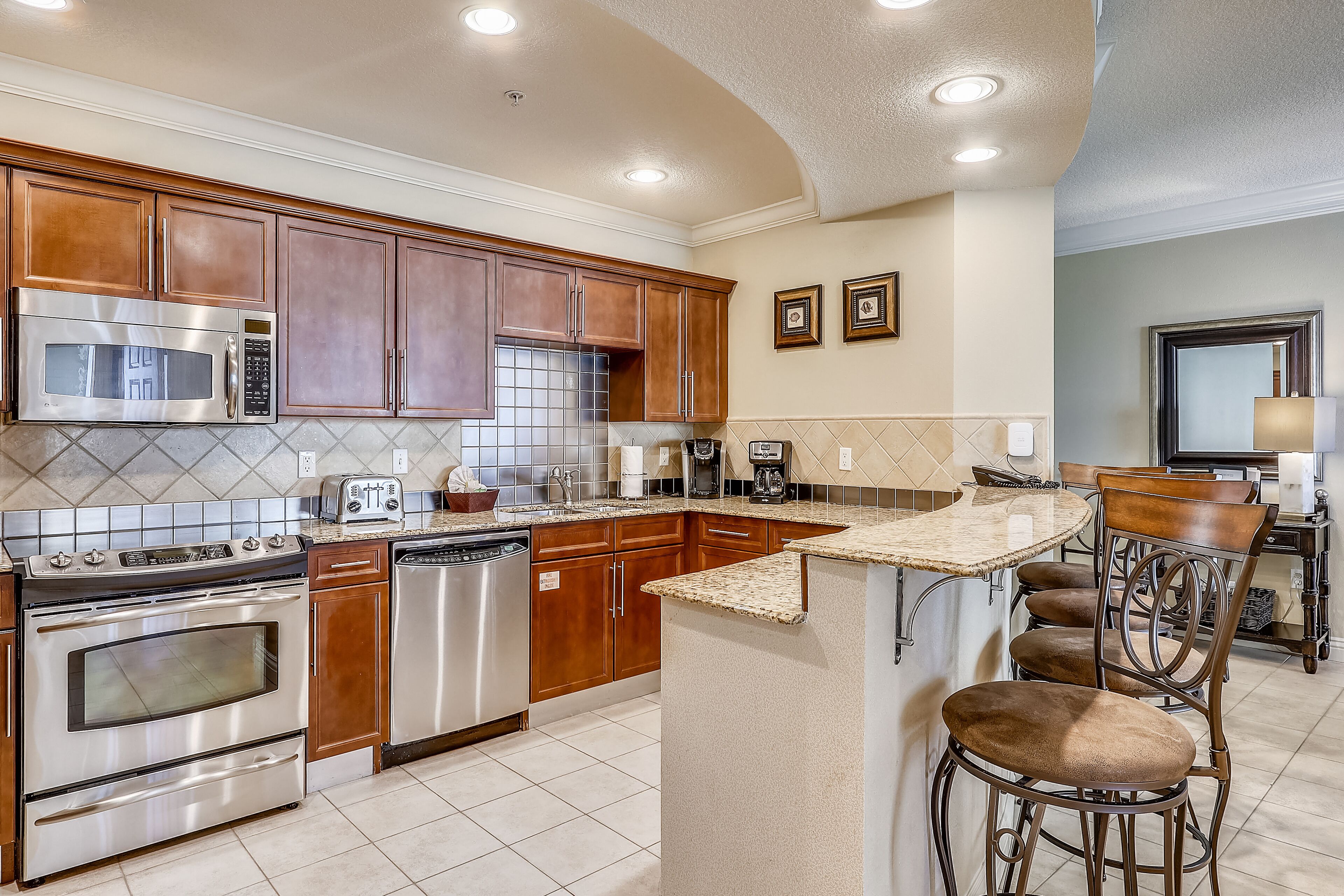 Harbor Breeze @ Emerald Grande | Spring Specials | Amazing View | Boat Tram to Beach | Free Fun Pass