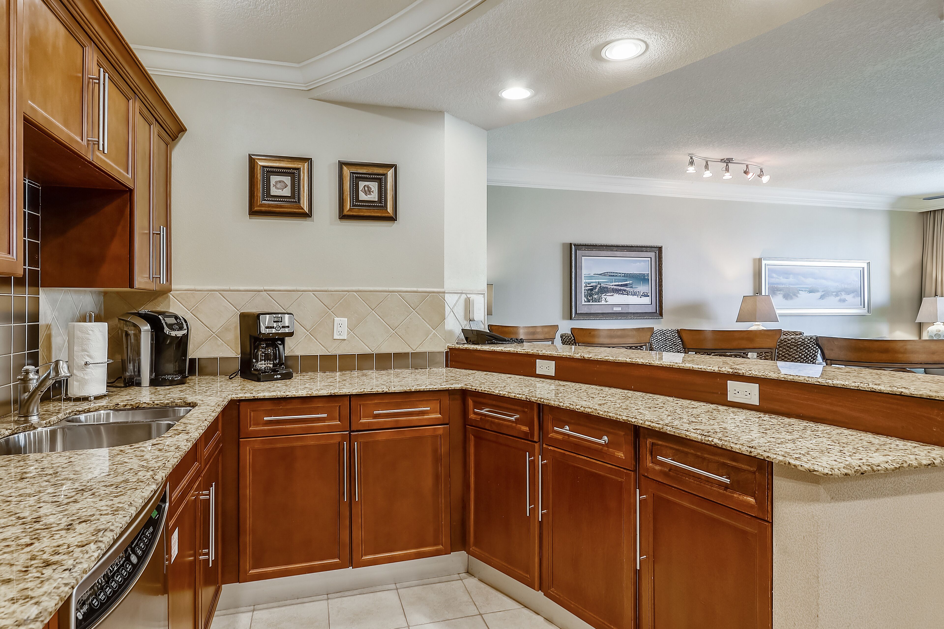 Harbor Breeze @ Emerald Grande | Spring Specials | Amazing View | Boat Tram to Beach | Free Fun Pass