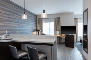 Estúdio, 1 cama King e sofá-cama | Escrivaninha, espaço de trabalho para notebook