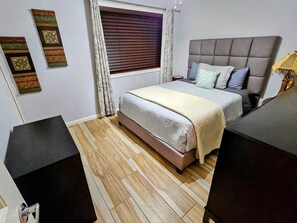 3 bedrooms, in-room safe, desk, iron/ironing board - Remodeled 3BR/2BA house in Central Phoenix with a backyard (Phoenix)