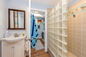 Dusche, Haartrockner, Handtücher, Seife