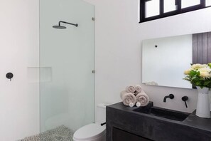 Badewanne, Haartrockner, Handtücher