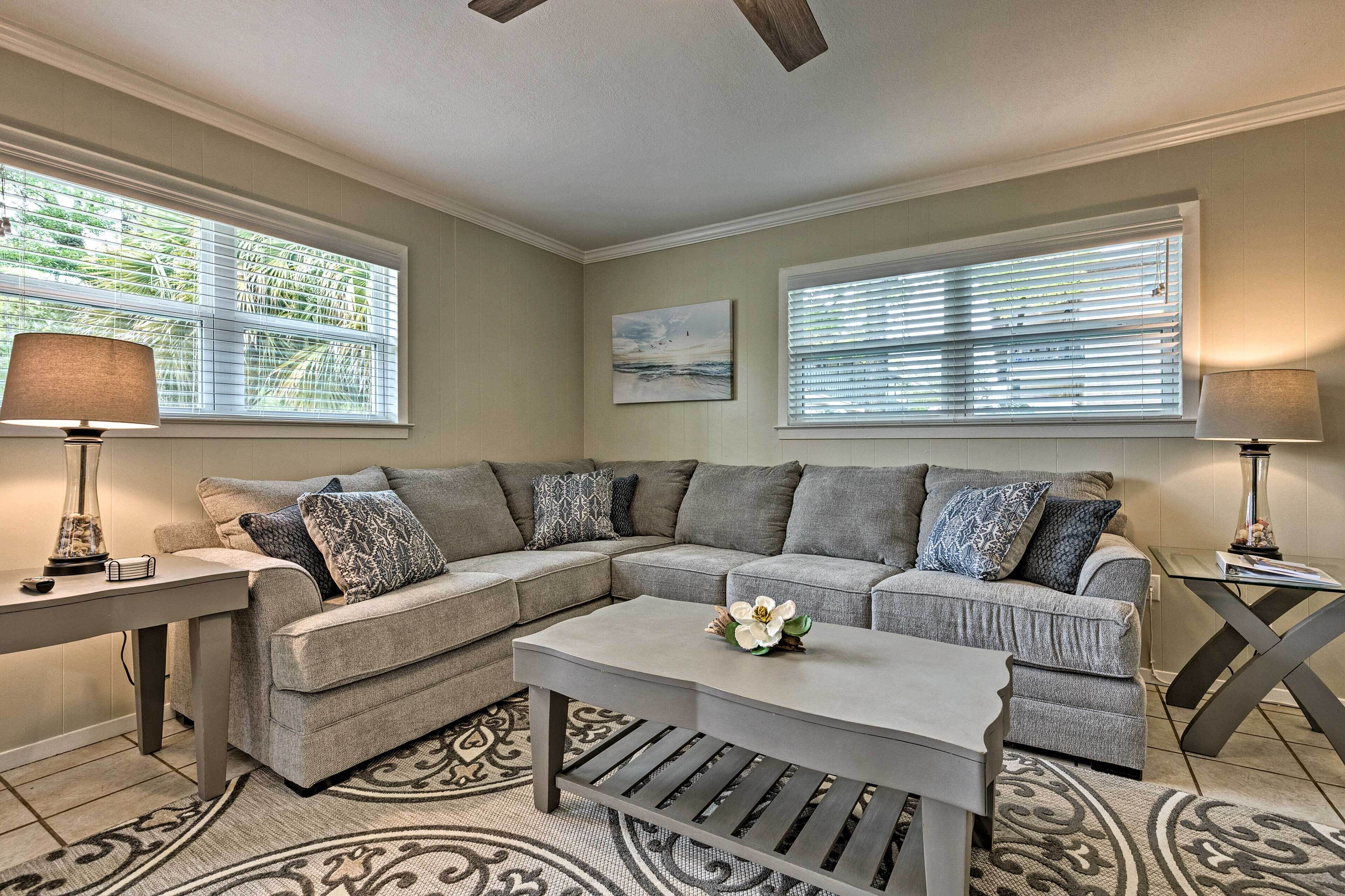 Ocean Springs Getaway - Walk to Beach & Downtown!