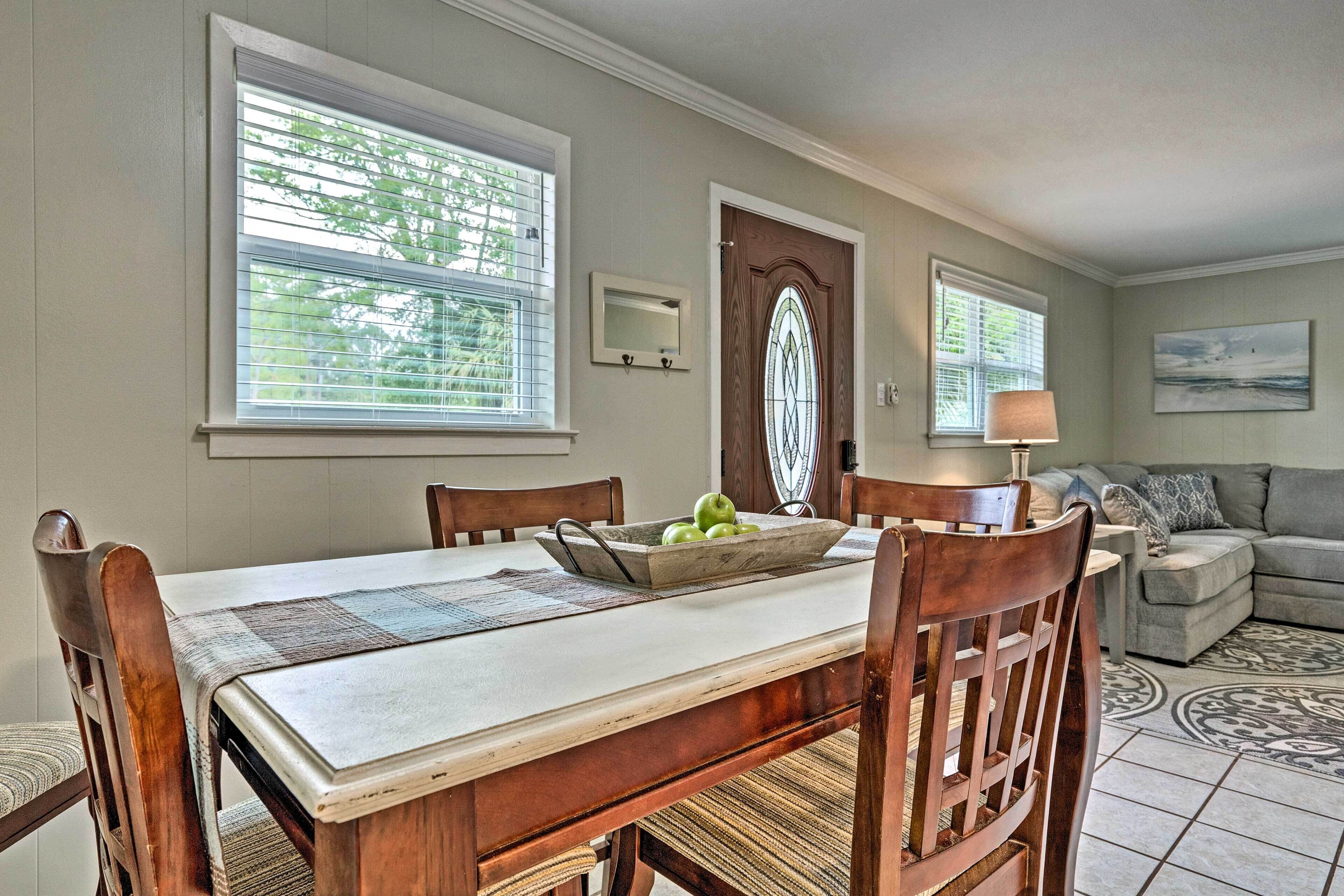 Ocean Springs Getaway - Walk to Beach & Downtown!