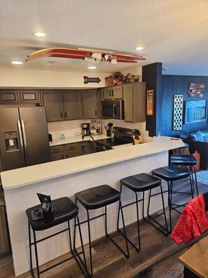 Réfrigérateur, micro-ondes, four, plaque de cuisson