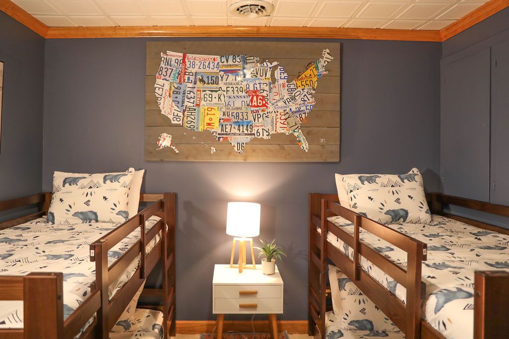 4 bedrooms, desk, iron/ironing board, WiFi (free)